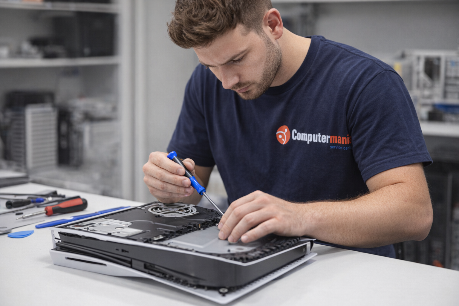 Técnico reparando una consola de videojuegos